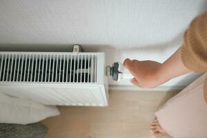 hand- controles thermostatisch knop van verwarming radiator foto