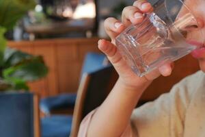 Dames drinken een glas van water Bij cafe foto