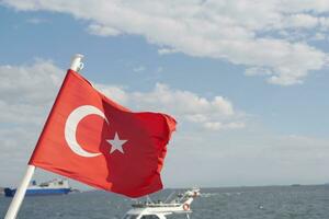 bekeken van een boot met Turks vlag foto