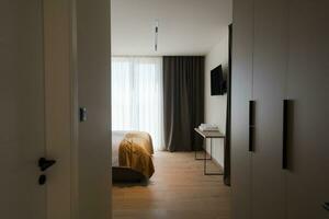 een slaapkamer met een douche en een bed foto