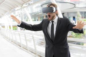 zakenman die een virtual reality-bril draagt en geniet van deze activiteit, toekomstig technologieconcept, stel je concept voor