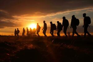 ai gegenereerd zonsopkomst Mens vakantie lucht zonsondergang zomer avontuur team wandelaar groep jong zon berg foto