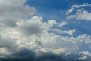 een groot wit wolk is in de lucht foto