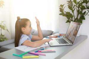 vrolijk schattig meisje kinderen opgewonden gebruik makend van computer aan het leren school werk. kind genieten e-learning in vakantie Bij huis. foto