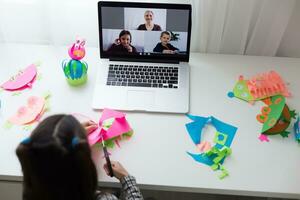 mooi weinig meisje snijdend papier met schaar Aan de kunst les klas. kinderen onderwijs concept. kinderen ambachten.terug naar schoo foto