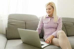 portret van jong vrouw video chatten met vrienden foto