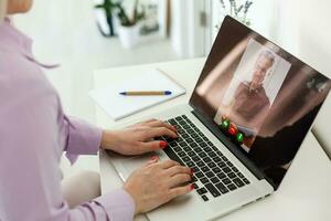 bijgesneden beeld van jong vrouw leerling Bijwonen online lezing Aan laptop Bij bureau foto