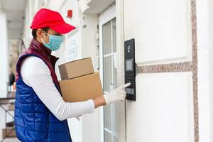 Mens met gezicht masker is leveren voedsel en boodschappen gedurende virus epidemie. foto