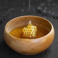 heerlijke honingraat in houten kom foto