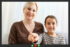 gelukkig familie in een videoconferentie Bij huis foto