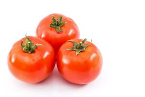 rood rijp tomaten geïsoleerd Aan wit achtergrond foto