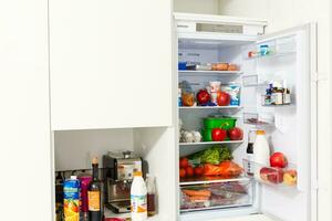 Open koelkast gevulde met voedsel foto