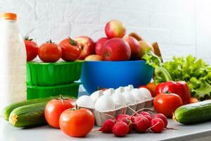 gezond voedsel achtergrond, groenten, fruit, eieren en zuivel producten Aan wit tafel, top visie foto