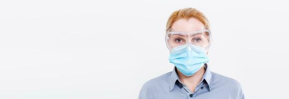 vrouw met een medisch masker voor bescherming opnieuw influenza. kopiëren ruimte voor uw tekst. foto