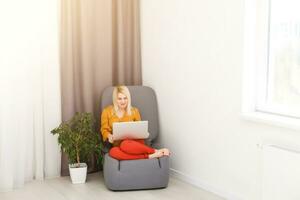 vrouw video conferenties met tutor Aan laptop Bij huis. afstand onderwijs concept. foto