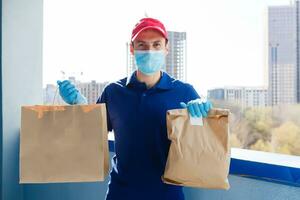 voedsel levering Mens in beschermend masker foto