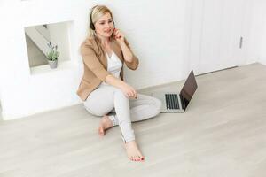 creatief werkruimte, vrouw werken online Aan laptop Bij huis foto