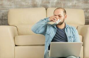 freelancer drinken koffie terwijl werken Aan laptop van huis. foto