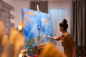 vrouw in studio schilderij een hedendaags meesterwerk Aan groot canvas. modern artwork verf Aan canvas, creatief, hedendaags en geslaagd prima kunst artiest tekening meesterwerk foto