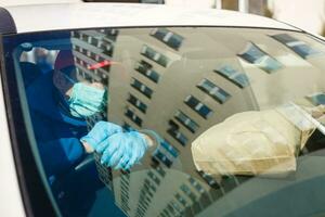 coronavirus bescherming.taxi bestuurder in een beschermend masker en handschoenen. concept hou op foto