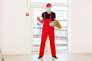 schoonmaak en ontsmetting Bij stad- complex te midden van de coronavirus epidemie. professioneel teams voor ontsmetting pogingen. infectie het voorkomen en controle van epidemie. beschermend pak en masker foto