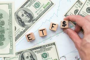 etf investering inhoudsopgave fondsen concept met brief houten blokken en potlood suggereren evolutie van aandelen foto