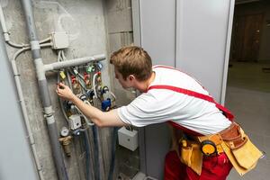 onderhoud technicus controle druk meter voor huis verwarming systeem. foto