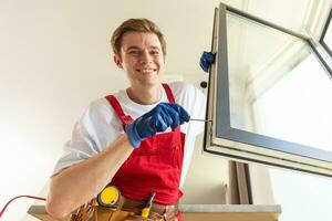 bouw arbeider installeren venster in huis. foto