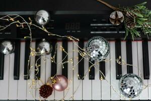 top visie dichtbij omhoog schot van piano toetsenbord en Kerstmis decoratie. foto