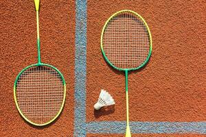 badminton rackets en veer shuttle Aan de rechtbank foto