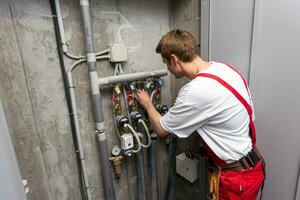 onderhoud technicus controle druk meter voor huis verwarming systeem. foto