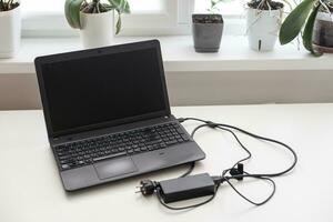 werken Aan een laptop in een bedrijf kantoor omgeving. foto