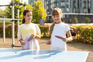 fotografie van tafel tennis Oppervlakte in de openbaar park. straat pingpong sport- wedstrijden in voorjaar dag. levensstijlen van groot stad. mensen spelen tafel tennis actief. foto