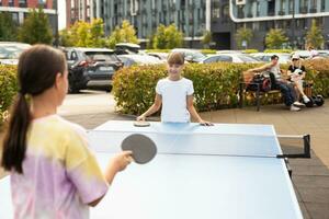 kind spelen tafel tennis buitenshuis met familie foto