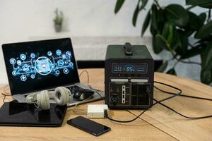 portable macht station opladen gadgets in de buurt muur foto