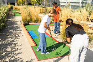 golf Cursus groep van vrienden mensen met kinderen poseren staand foto