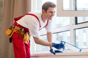 bouw arbeider installeren venster in huis. foto