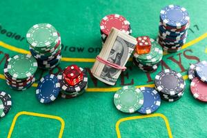 detailopname van poker chips en dollars Aan een groen poker tafel.poker concept. winnend concept. foto