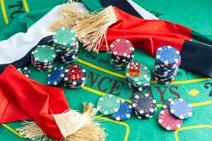 zwart jack casino tafel met kaarten en chips foto