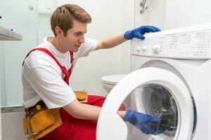 loodgieter vaststelling huiselijk het wassen machine foto