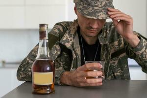 van streek jong Mens drinker alcoholisch zittend Bij bar teller met glas drinken whisky alleen, verdrietig depressief verslaafd dronken vent hebben probleem lijden van alcohol verslaving misbruik, alcoholisme concept foto