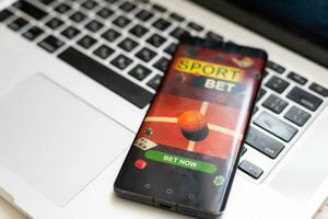 wedden inzet sport telefoon gokken laptop over- schouder voetbal leven huis website concept voorraad beeld foto