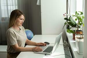 mooi jong vrouw werken gebruik makend van computer laptop geconcentreerd en glimlachen foto