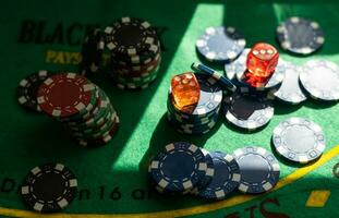 poker casino chips grens achtergrond. foto