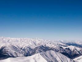 adembenemend visie van een besneeuwd berg reeks ai generatief foto