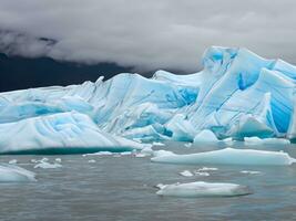 plank ijs van een smelten gletsjer ai generatief foto