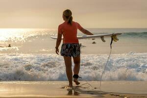 surfer Aan haar manier in de water foto