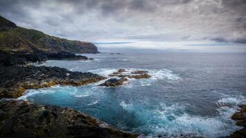 kust- landschap Aan sao miguel in stormachtig weer foto