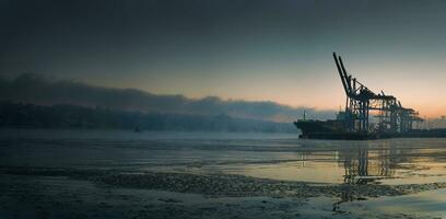 vroeg ochtend- mist Bij bevriezing temperaturen in de haven van Hamburg foto