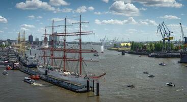 de verjaardag van de haven in Hamburg in de het beste weer met veel schepen foto